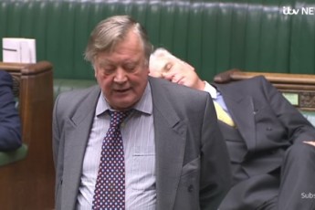Депутат заснув під час дебатів у Британії (Відео)