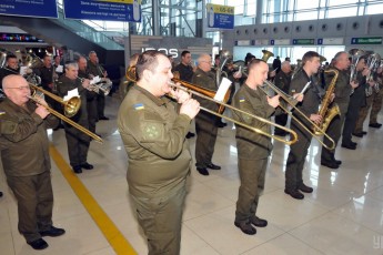 В українських аеропортах військові оркестри заграли на честь