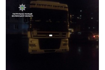 Вночі у Луцьку п’яний водій на вантажівці в’їхав у припаркований легковик