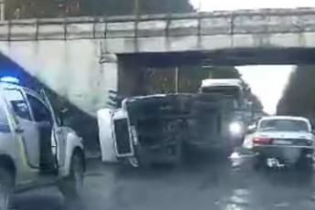 ДТП на Волині: вантажівка перекинулася на бік (відео)