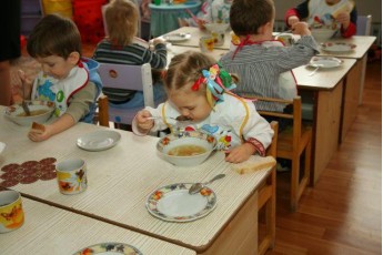 У дитсадку на Житомирщині дітей 2 роки кормили отруєним м'ясом