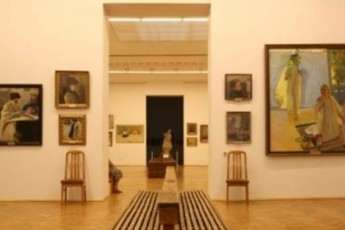 Двоє працівників музею передали до окупованого Криму 52 картини