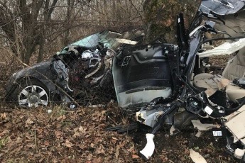 На Львівщині Audi A8 розбилося вщент, врізавшись у дерево: двоє загиблих, двоє в лікарні