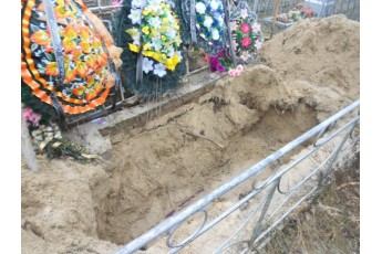 Чоловік розкопав могилу матері на Рівненщині