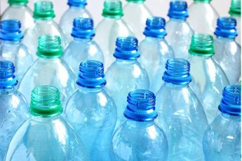 Медики пояснили, як пластикові пляшки провокують рак