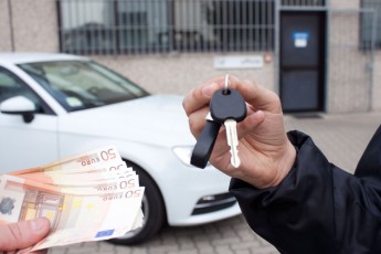 Українці почали купувати більше авто