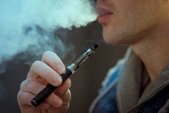 Вчені назвали небезпеку від куріння електронних сигарет