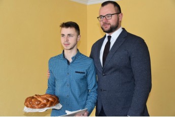 Радник міського голови Ігор Поліщук вручив ключі від квартири двом братам-сиротам