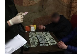На хабарі у 3 тисячі доларів у Луцьку затримали працівника СБУ зі спільниками