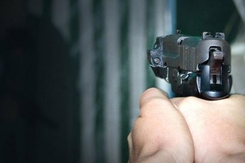Поліцейський застрелив з табельної зброї цивільного через сварку