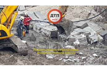 У Києві чоловіка розчавило бетонними блоками (Фото)