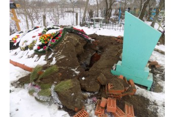 Чоловік розкопав та обікрав могилу на Одещині