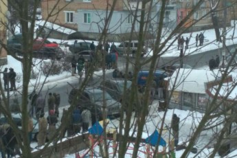 Понад 200 бурштинокопачів напали на поліцейських на Рівненщині