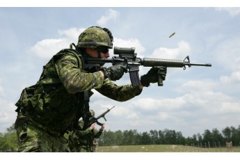 Українську армію озброять канадськими штурмовими гвинтівками