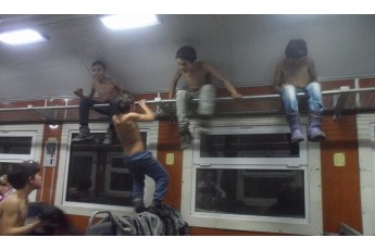 Напівголі цигани шокували людей поведінкою у поїзді – вражаючі фото і відео