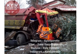 Вантажівка влетіла у ресторан під Києвом