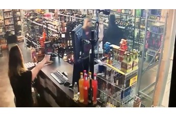 Працівники магазину розстріляли грабіжника в США (Відео 18+)