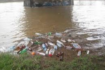 Закарпатського прикордонника активісти примусили прибрати сміття, яке він викинув у річку (відео + 18)