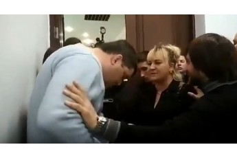 Скандальному активісту Рижкову порадили застебнути штани (відео)