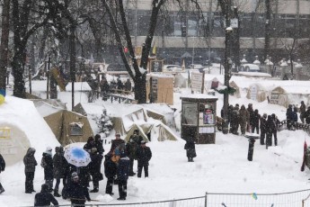 До наметового містечка у Києві стягнули Нацгвардію та автозаки