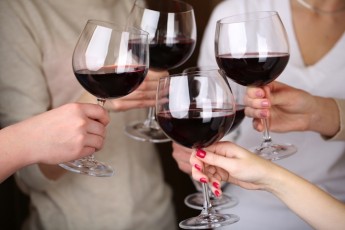 Для кого вино корисне, а кому взагалі не варто його пити