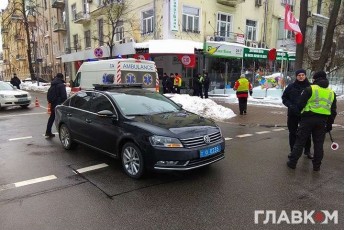 Автомобіль з кортежа Порошенка збив людину у Києві (Відео)