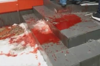 Офіс Порошенка облили кров'ю у Вінниці