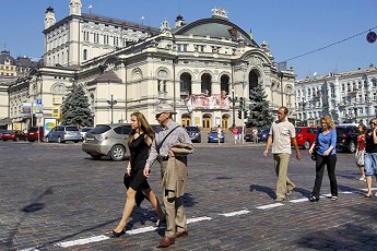 Все більше іноземних туристів їдуть в Україну