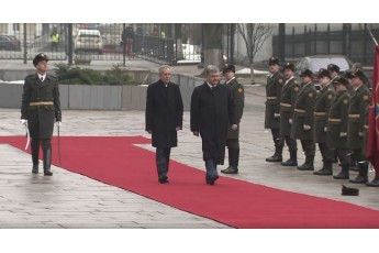 Під час візиту президента Австрії у Порошенка стався курйоз із шапкою (відео)