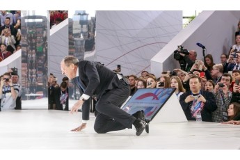 Лавров перечепився та впав на сцену під час форуму в Росії