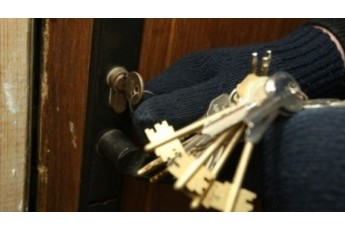 У Луцьку розшукують грабіжника, який знімає дверні ручки (фото)