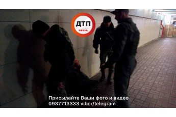 У Києві безхатько з ножем напав на дівчину з дитиною