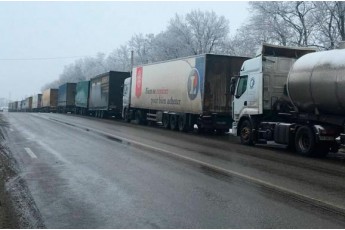 Росія не пропускає вантажівки з України, на кордоні утворилися черги