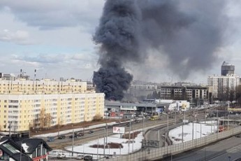 У Санкт-Петербурзі загорівся величезний автоцентр