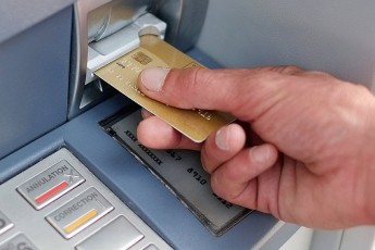 На Горохівщині чоловік поцупив кредитну картку у свого односельчанина та зняв з неї кошти