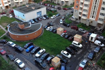 В Україні заборонять паркувати авто всередині житлових кварталів