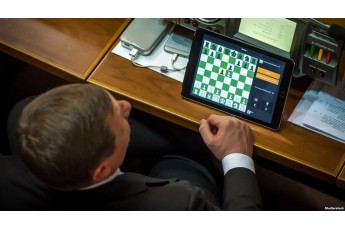 Депутат Верховної Ради грає в шахи на засіданні