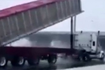 Вражаючі кадри: вантажівка на швидкості врізалася у міст (відео)