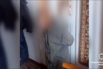 На Київщині п'яні чоловіки знущалися над бабусею і знімали усе на телефон (Відео)