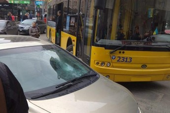 Пасажири тролейбуса розбили скло 