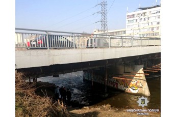 Труп в мішку знайшли під мостом у Харкові