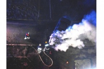 На Київщині невідомі пограбували та спалили авто, в якому перевозились пенсії (Відео)