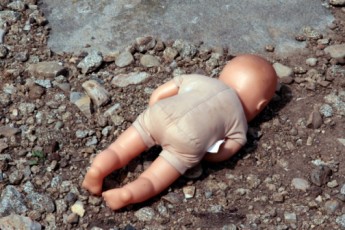На березі річки знайшли пакет із тілом немовляти