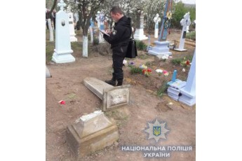 Маленьку дитину на смерть придавило могильною плитою на Одещині