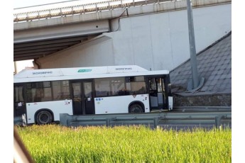 Автобус розбився об стіну, проїхавши 2 кілометри без водія