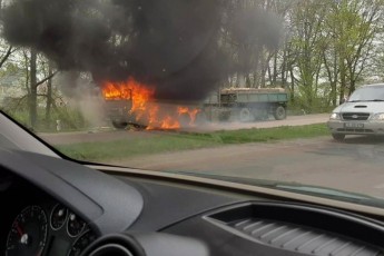 На трасі Луцьк-Рівне загорілася вантажівка (відео)