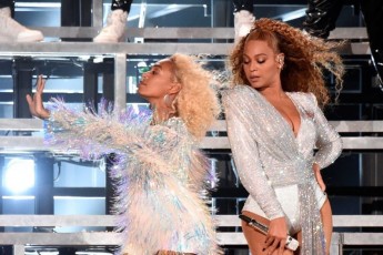 Beyonce разом із сестрою впала на сцені під час виступу