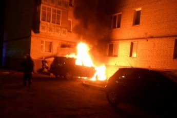 Вночі згоріло авто в одному із дворів Луцька