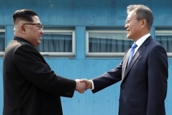 Глава КНДР Кім Чен Ин зустрівся з президентом Південної Кореї (відео)