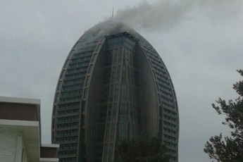 У столиці Азербайджану загорівся 33-поверховий хмарочос Трампа (відео)